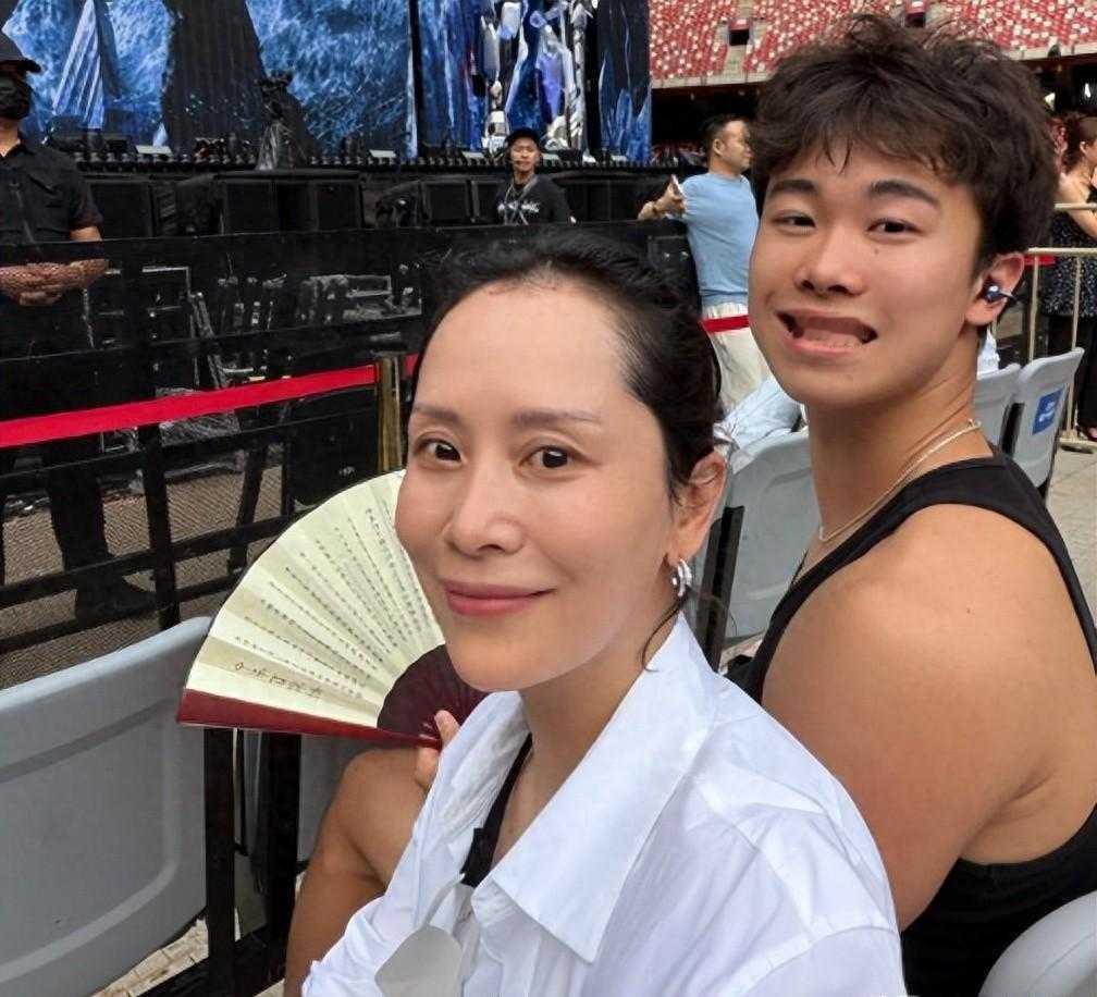 海清定居北京豪宅，结婚23年儿子身高一米九海清定居北京豪宅，与银行高管老公低调