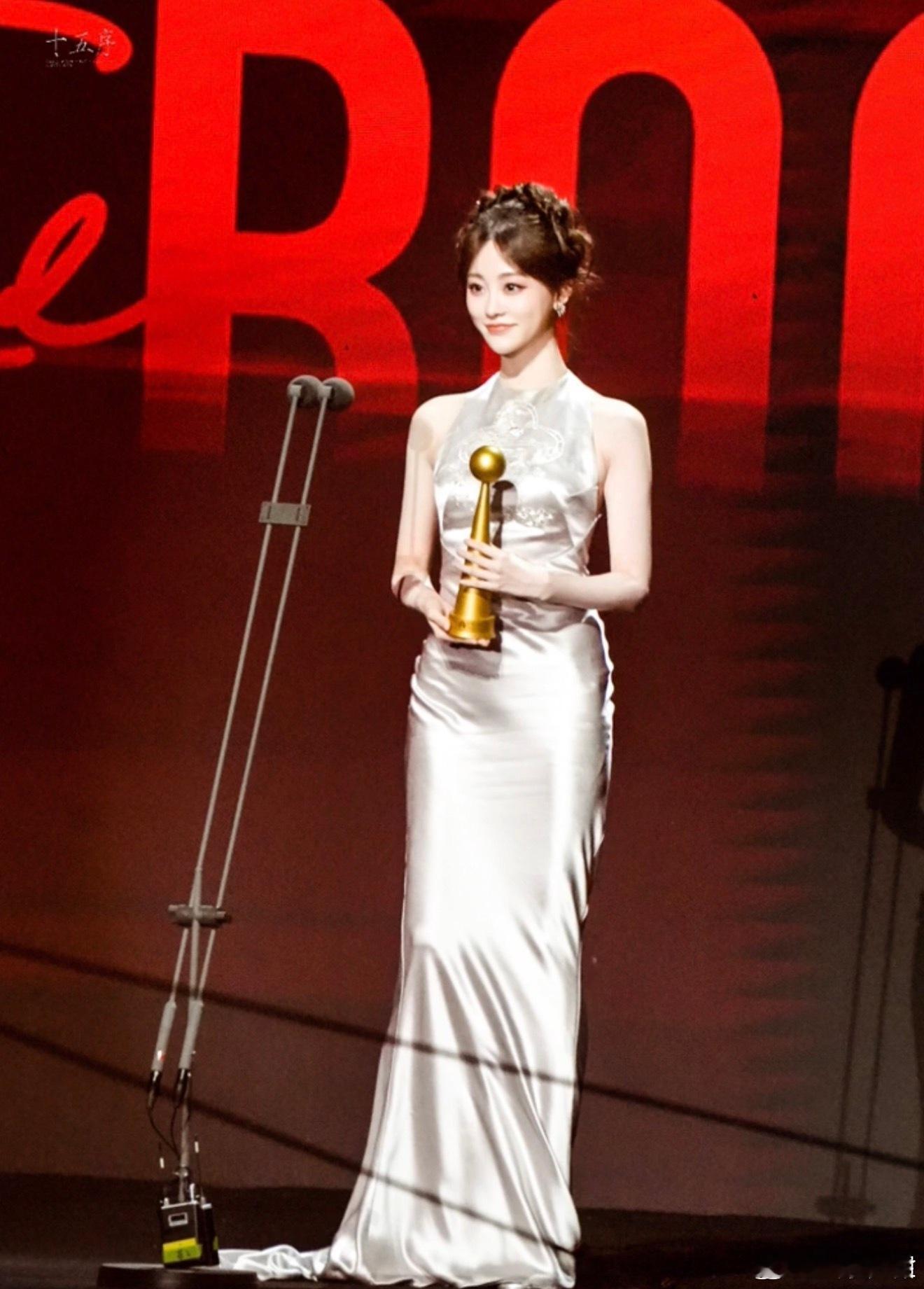 祝绪丹修身长裙祝绪丹在代言人影响力盛典上的造型杀疯了，修身长裙凸显窈窕身姿，纤