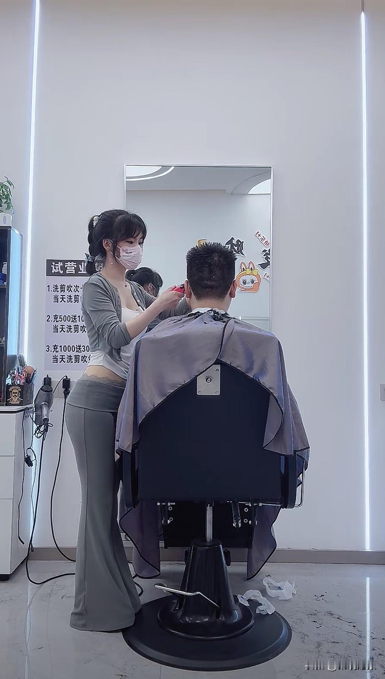 每次来都得排队的理发店