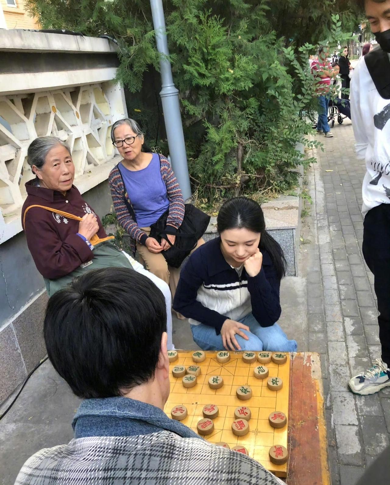 刘浩存这个下棋水平也不高啊。看了一组刘浩存街边下棋的拍摄路透，刘浩存好看不好看