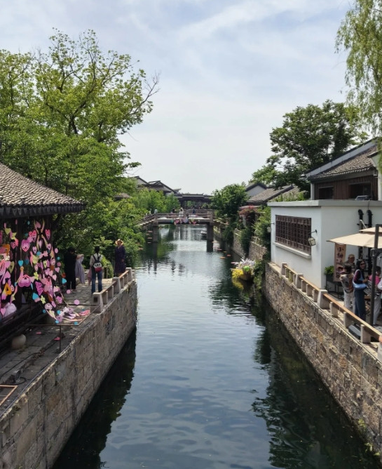上海蟠龙古镇的成功，冲击的是苏州、嘉兴的古镇市场本来我没听过这个古镇，但是北