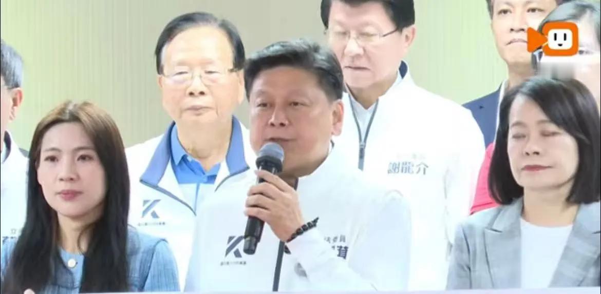 国民党团总召傅崐葚今天(8日)上午宣布，“今天蓝白将共提7800亿版本”。这