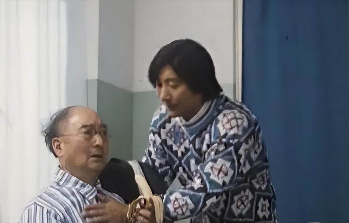 演员陈佩斯说，我小时候过得太幸福了，五六十年代，父亲月工资250元，五七、五八年