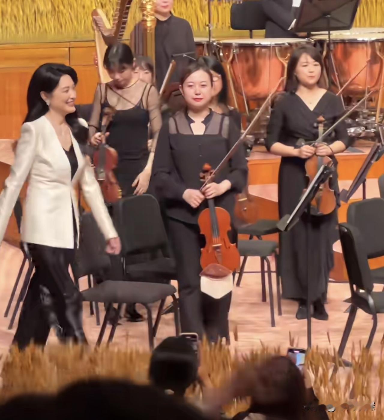 58岁周涛现身国家大剧院，披散头发惊艳全场，女人味十足又美又飒。10月11日