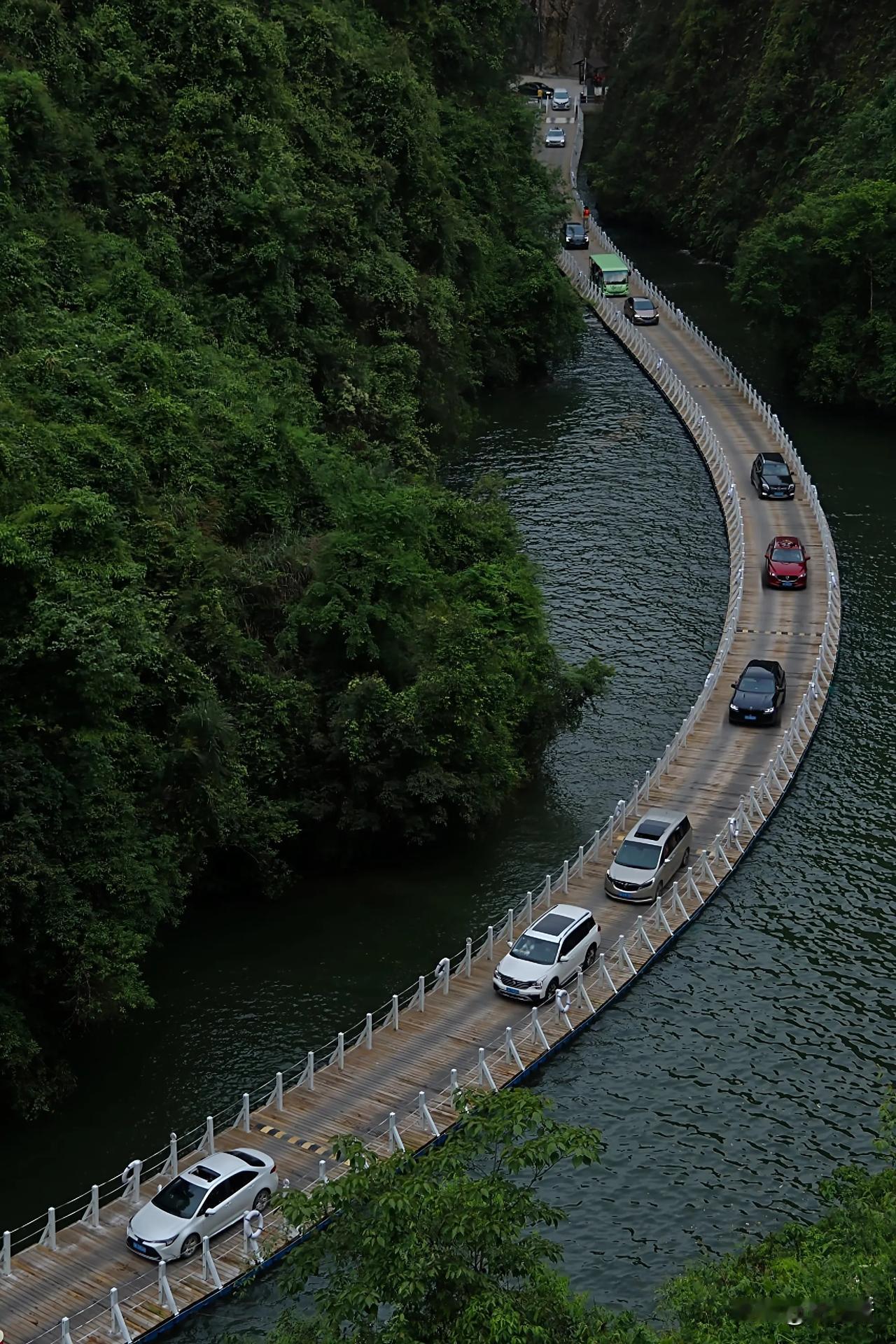 狮子关湖北恩施的狮子关景区，主打的是一段水上公路。说是水上公路，其实并不准确