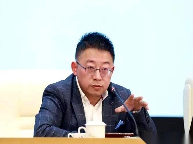 复旦沈逸教授撂下一句狠话，说当年那个头号汉奸汪精卫，都比一个人强。这个人，叫石