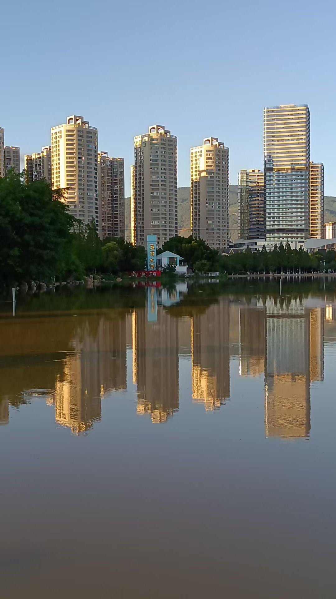 看那些社科教授，文科教授，一辈子的研究成果居然是中国人口需要下降到5亿，稍微有点