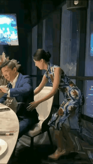 当服务员和顾客撞了个满怀，笑料百出！😂🍽️