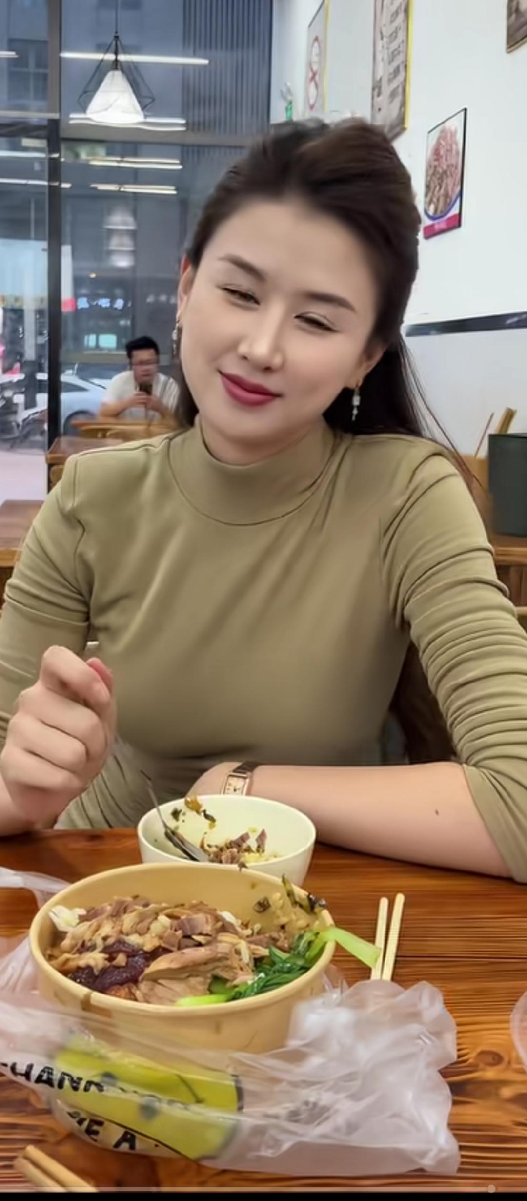 笑语盈盈，美食满怀。