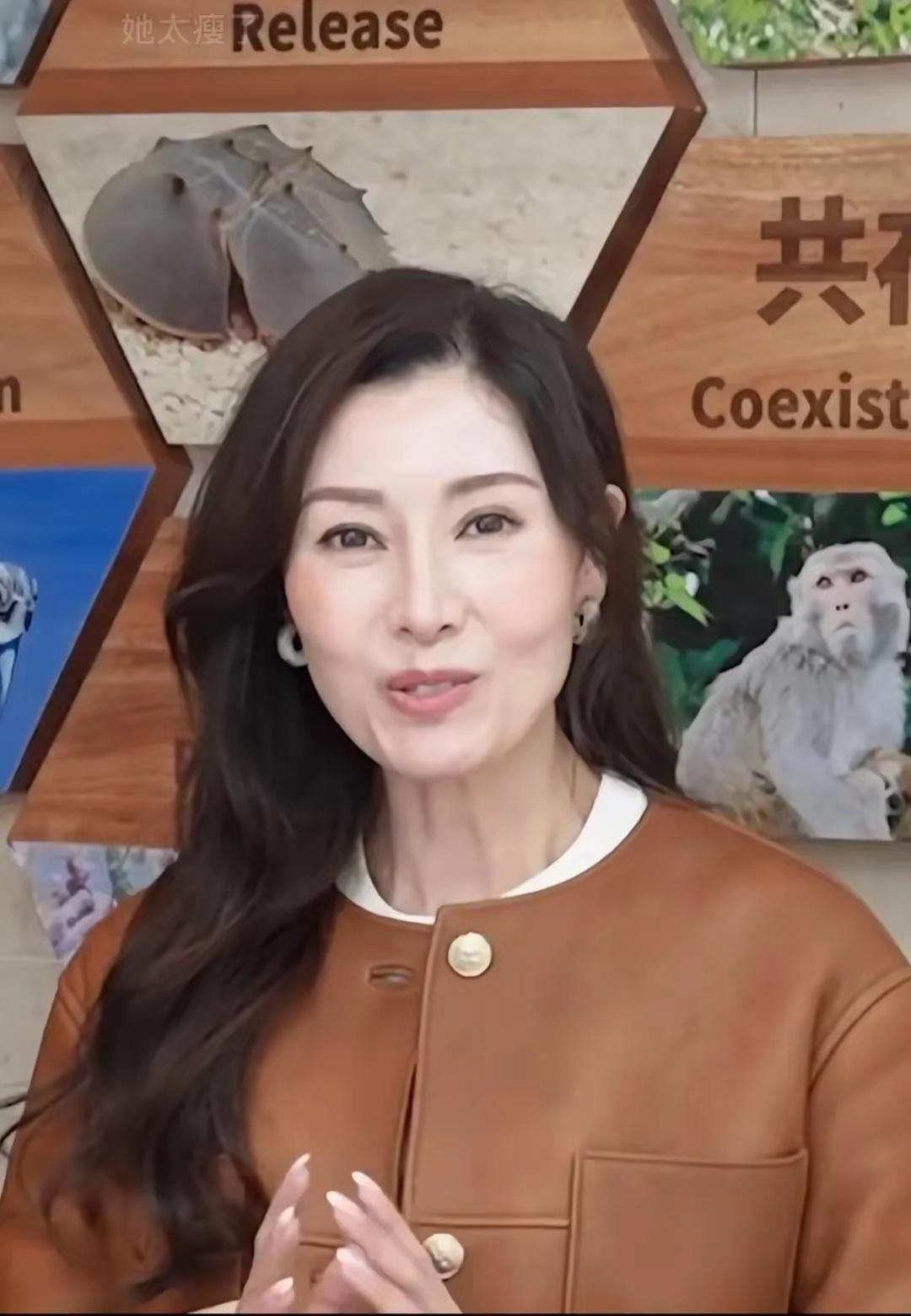 记得当时港媒对李嘉欣美貌评价是这四个字：“持靓行凶”如今年过50岁的李嘉欣，
