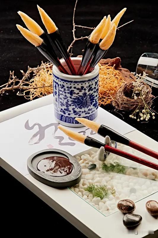 下联：琴棋书画度春秋。油盐酱醋伴日月，琴棋书画度春秋。平凡生活与高雅艺术交织，