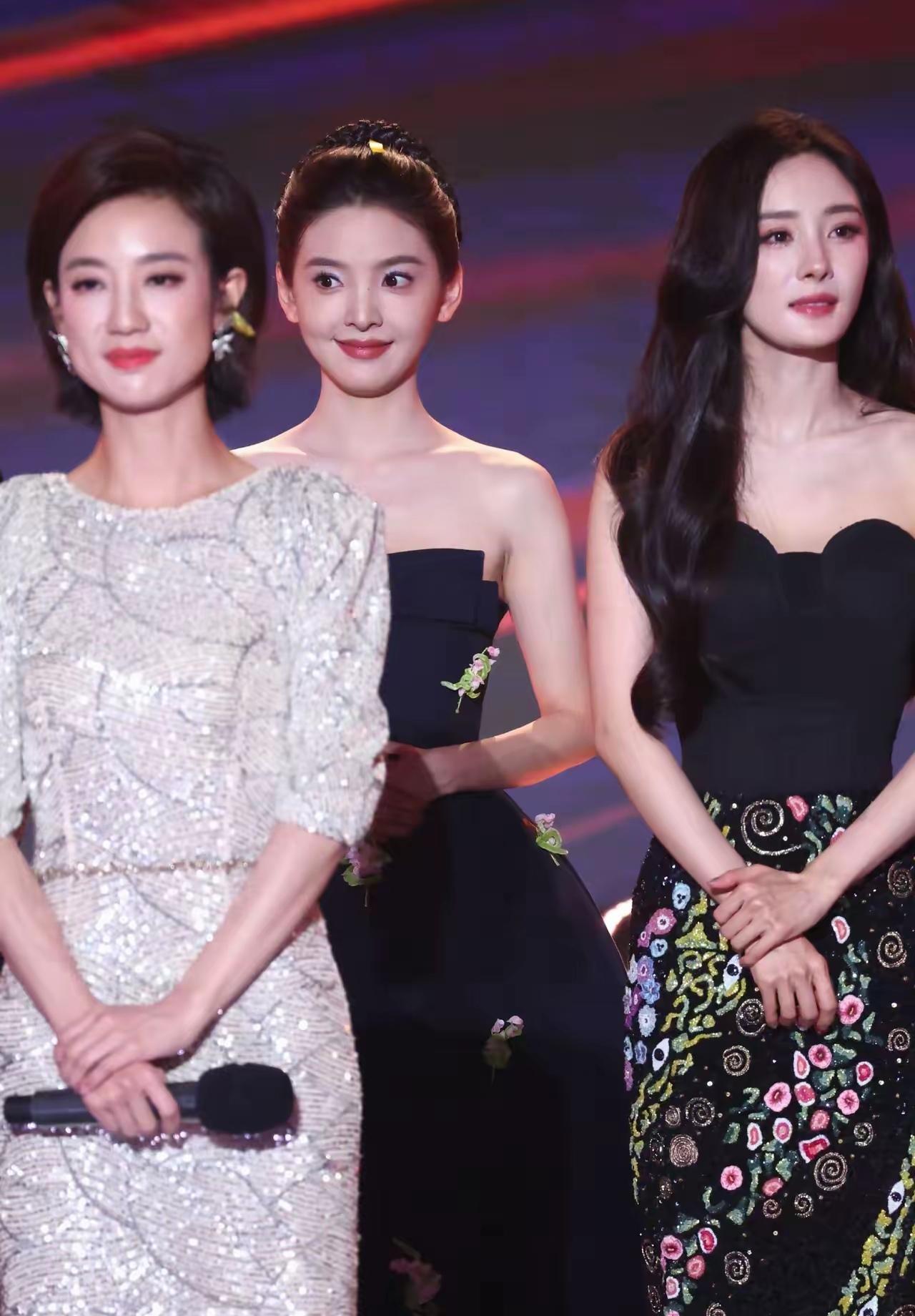 章若楠和杨幂同框这波，我是真的被章若楠惊到了！说真的，杨幂的颜值在娱乐圈是