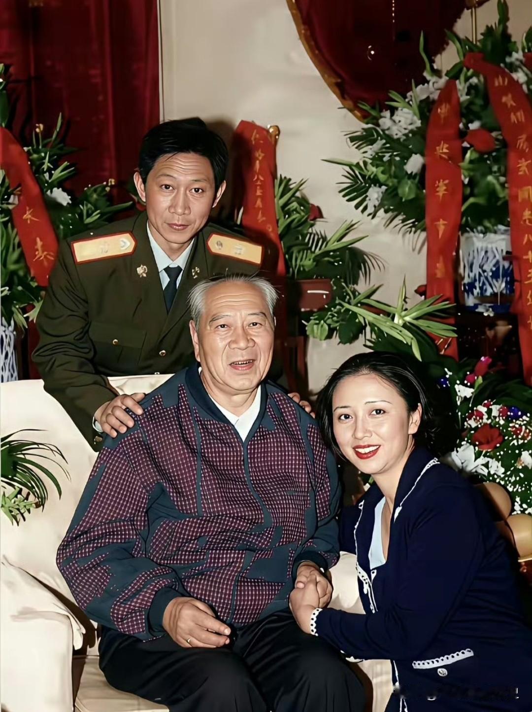 1999年，是开国上将杨成武将军的85寿辰，镜头定格了这温馨一幕。端坐中央的老