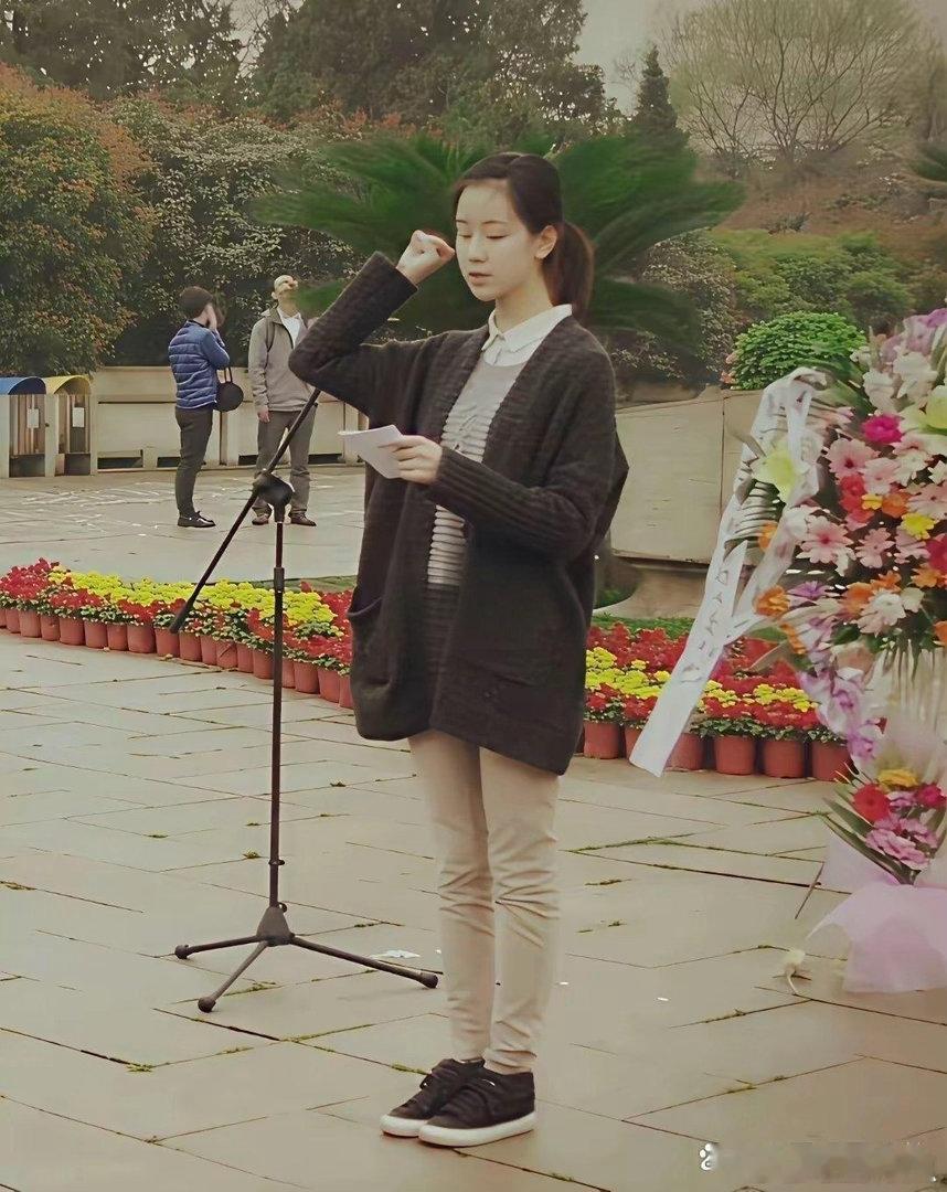 据说这是陈都灵素人时期，这颜值适合做明星吗？