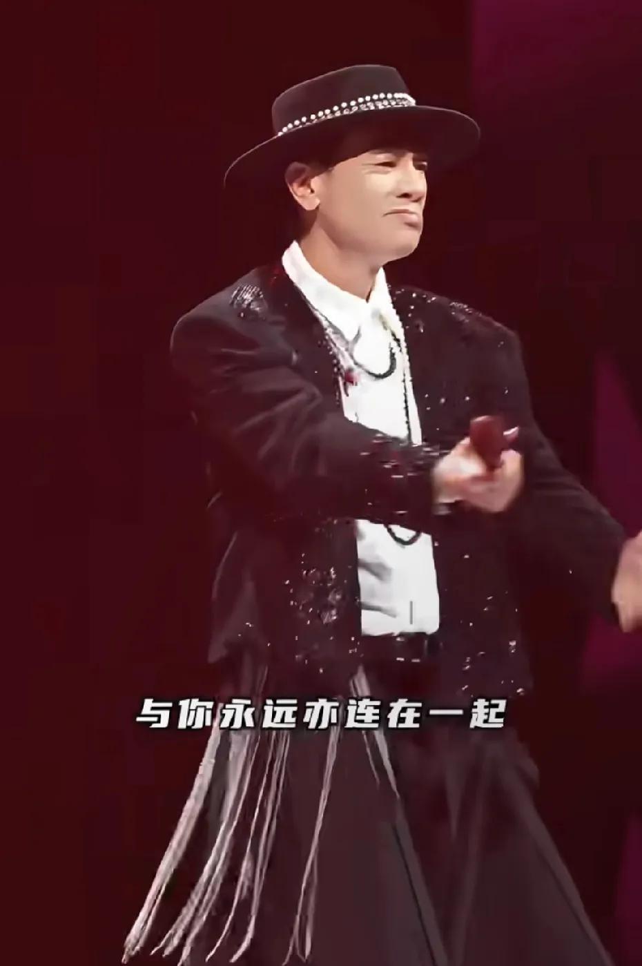 陈小春好享受舞台啊，真的是越老越帅，好喜欢他臭屁傲娇的样子，他大儿子遗传了他所有