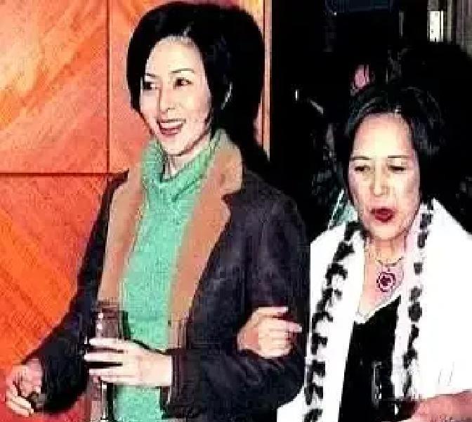 73岁富豪一句话，才洗清58岁关之琳背了23年的脏水。真相是一张模糊照片。谣