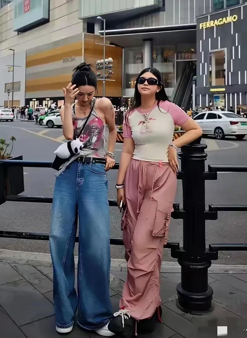 薇娅晒出和她女儿同框，​女儿皮肤白到发光，遗传了妈妈的好底子！唯一的遗憾，就是医
