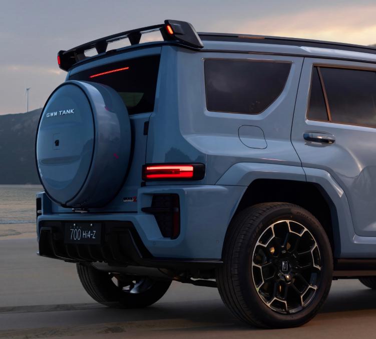 这款坦克700的车头部分和当下的硬派越野车型并不太一样，特别是不规则的大灯设计，