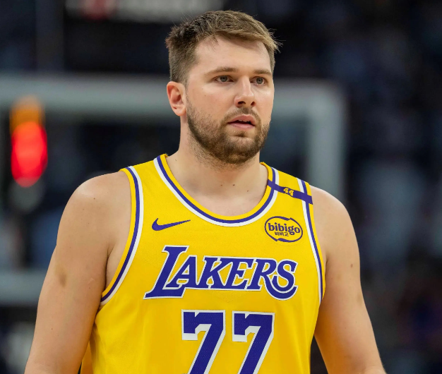 不破不立，湖人应该坚定彻底围绕77建队湖人现在夺冠概率就是0，甚至季后赛能不能