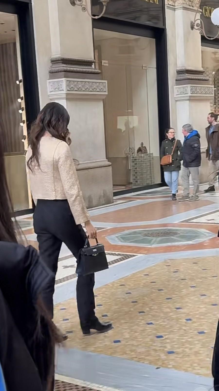 你敢信？谷爱凌米兰街头裸奔式看秀！没保镖没架子，炸翻Prada压轴场你脑补