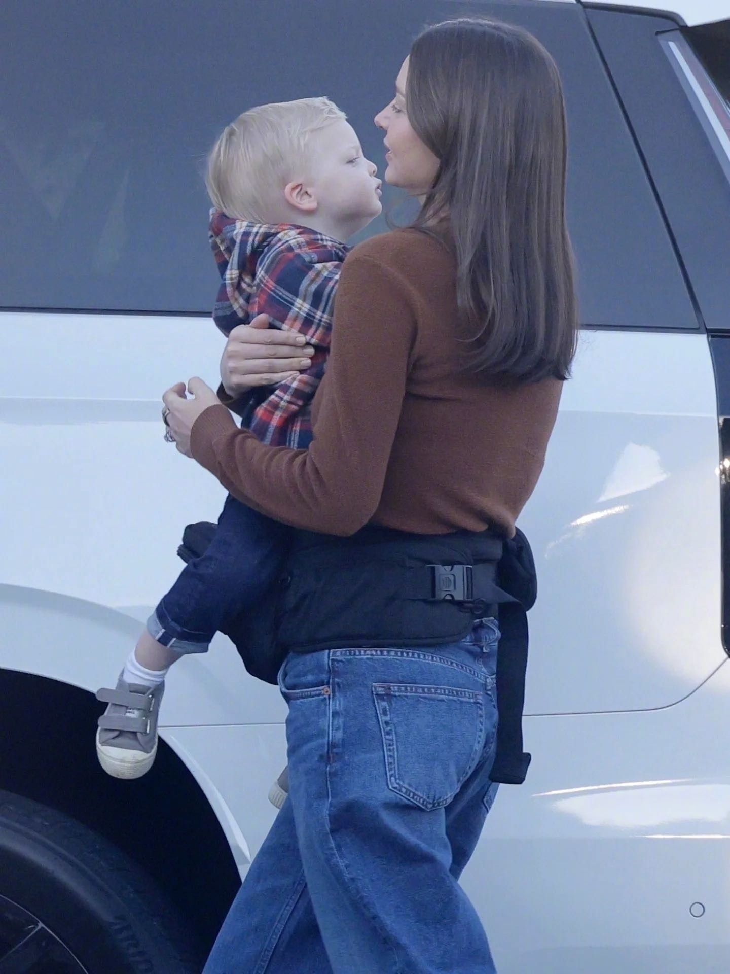 米兰达可儿抱着小儿子-也就是第四个儿子Pierre和妈妈Therese在洛