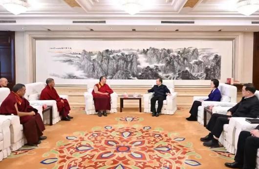 就在春节的喜庆氛围下，北京突然收紧了防线。李干杰与班禅的这次握手，直接切断了境外