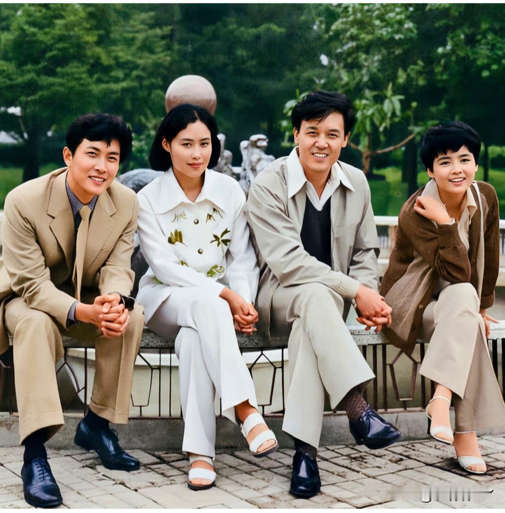 这是1981年唐国强与斯琴高娃和达式常及张瑜年轻时在一起的珍贵合影，照片中四人并