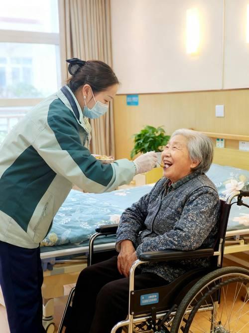 我被儿女骗进养老院阿姨今年57岁，是体制内退休的，退休工资7300，本来是享受