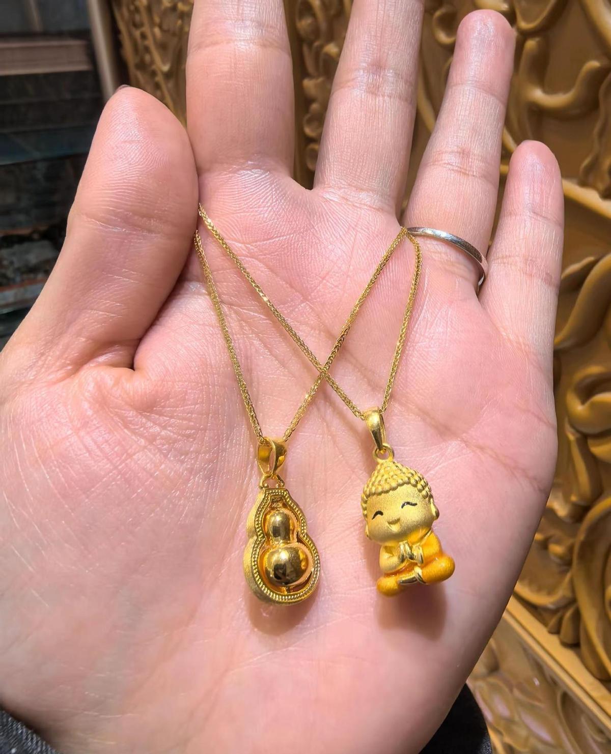 不到一克的黄金，比奶茶还上瘾。不是为了升值，是每天早上摸一下，心里踏实。年轻