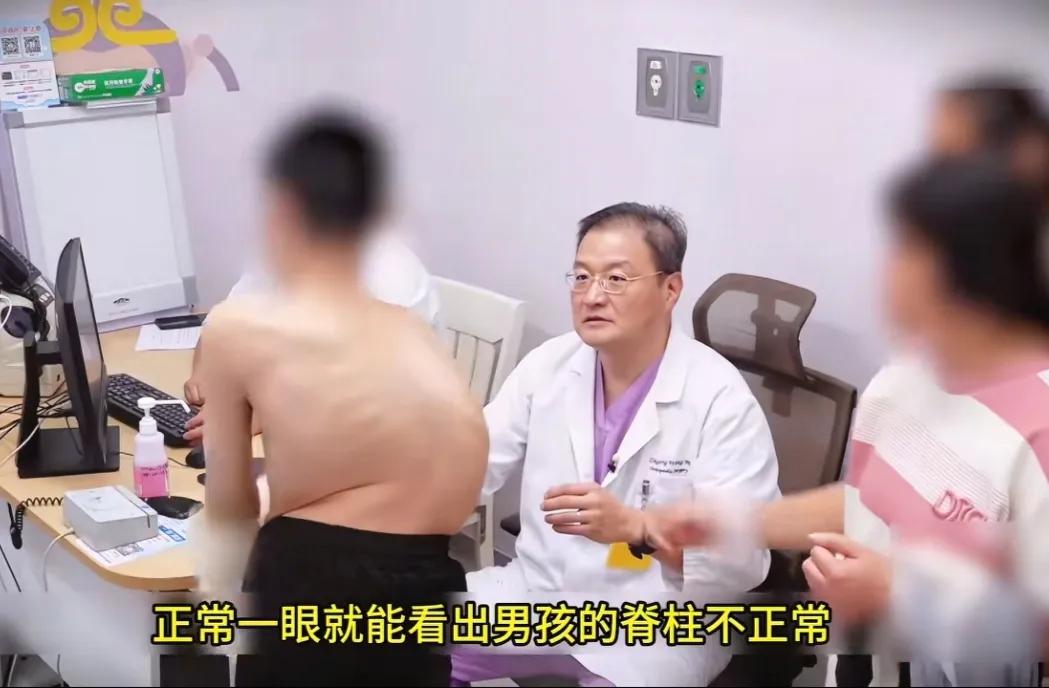 刷到一个视频，真是无语啊，就想问一句，这孩子是亲生的嘛[？？？]。孩子脊柱严重