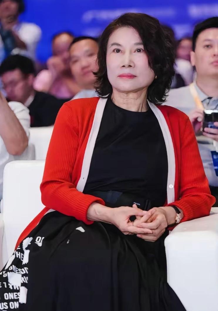 格力技校招生报名首日结束，原定招生计划300人，一天报名超过3000人，而且学费