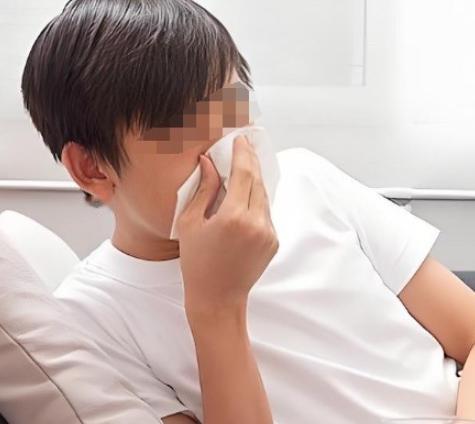 甘肃，一18岁女孩与男友酒店开房，可两人发生关系时，男友突然哮喘发作，女孩又惊又