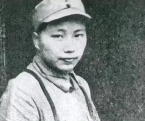 1933年，16岁的李开芬被活埋，这时，政治部主任张琴秋骑马冲了过来，一把拦下：