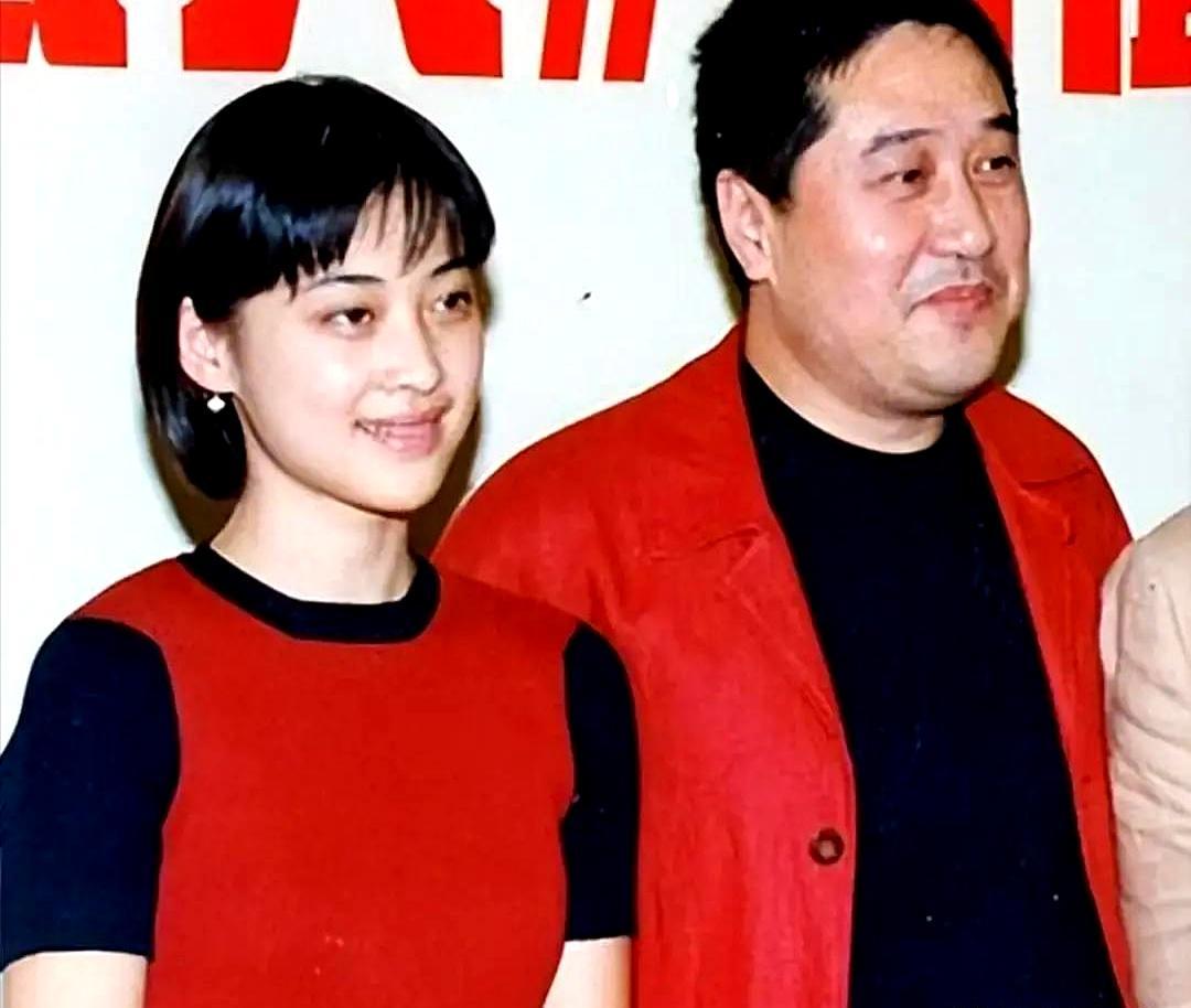 67岁的叶大鹰公开道歉时，梅婷正拎着菜篮子回家。1998年，片场化妆间的门