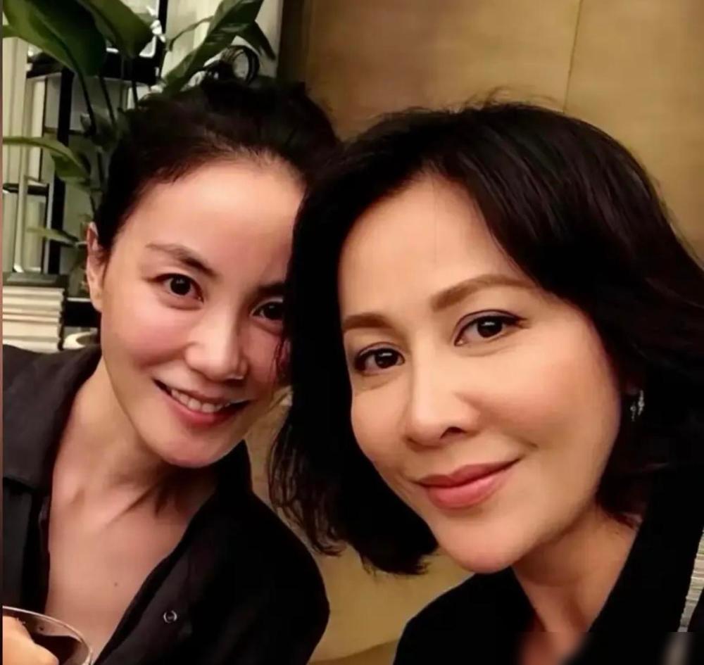 谁懂啊！刘嘉玲和王菲这对神仙闺蜜又发糖了！11月刘嘉玲过60岁生日，梁朝伟陪着办