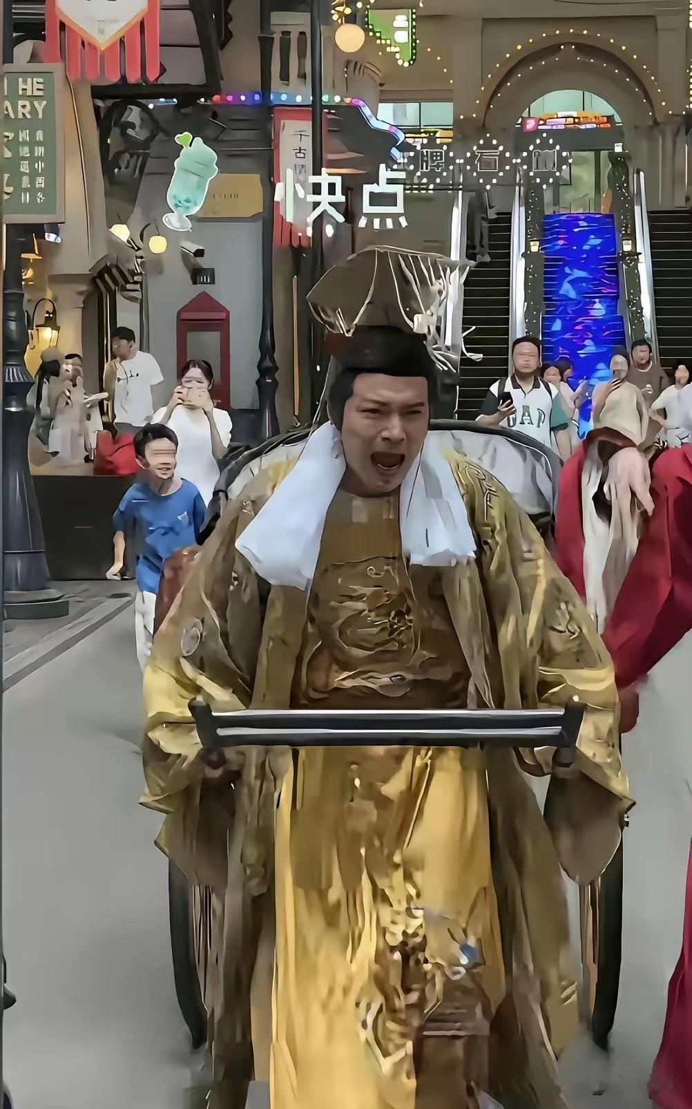 粉丝：“陛下”辛苦了呀！郑国霖：这就是体验生活嘛粉丝：陛下这样干一天拿多少钱