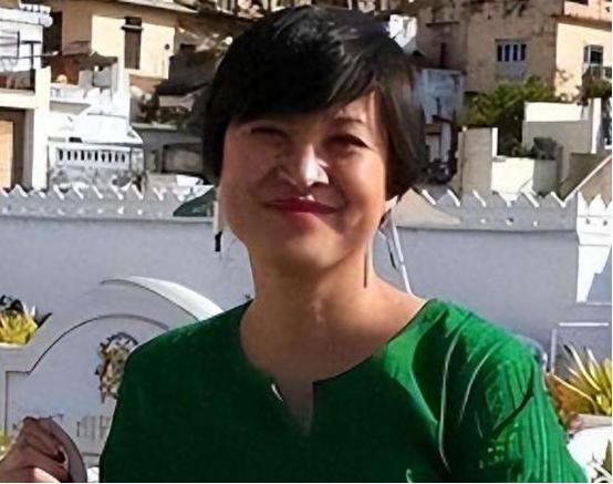 袁莉，正被中美舆论场“双杀”。从新华社，到纽约时报，再到播客，她的路越走越窄。