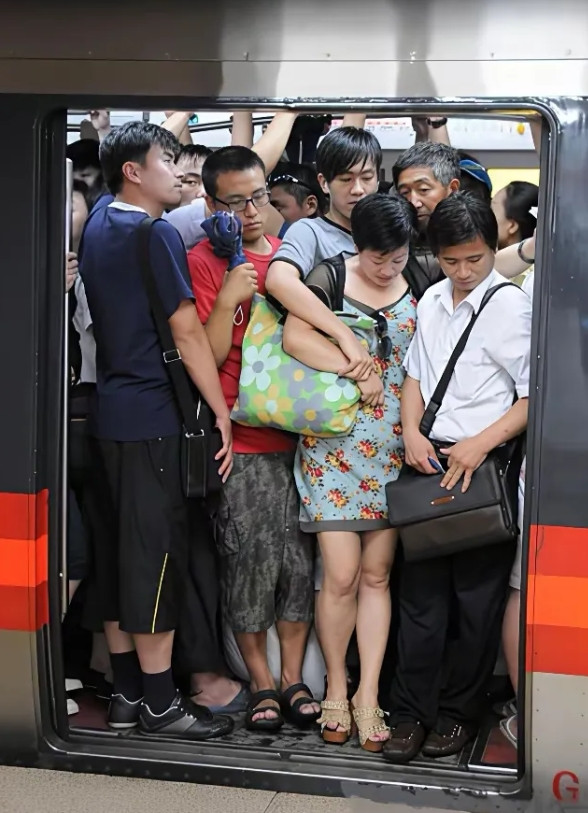你经历过这样拥挤的地铁吗？