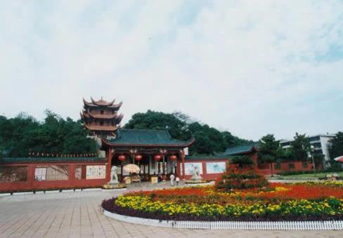 岳阳的城市之肺，金鹗山公园是一座集自然景观与人文景观于一体的城市公园，以下是关于