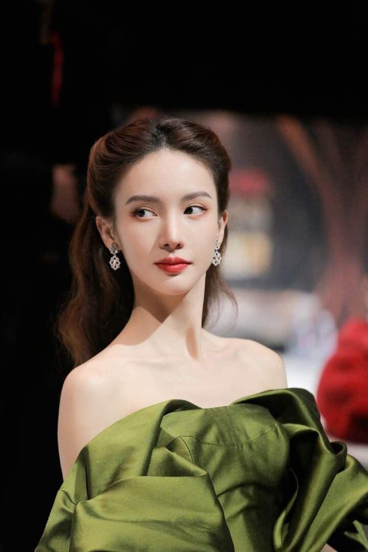 #金晨回应现发4更换常驻嘉宾#金晨在直播里回应现发4换人，态度坦然又真诚。她说大家各有特点，依然玩得