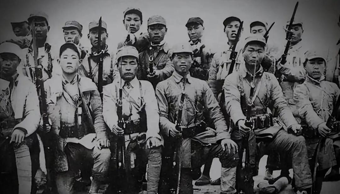 打完仗，清理战场，最危险的时候应该过了——1945年，新四军战士李福兴弯腰，