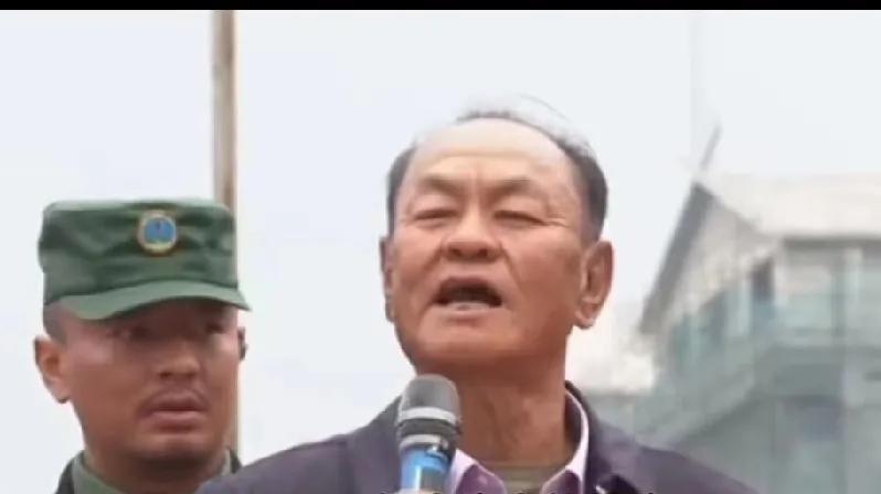 央视刚播的纪录片《缅北电诈覆灭纪实》，头一集就把鲍军峰被抓的画面公开了。高铁站台