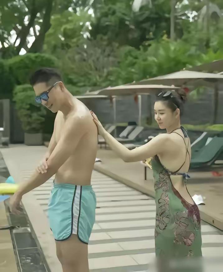 40岁李小萌的普吉岛度假照火了。120斤真实状态反而圈粉无数！对比六年前