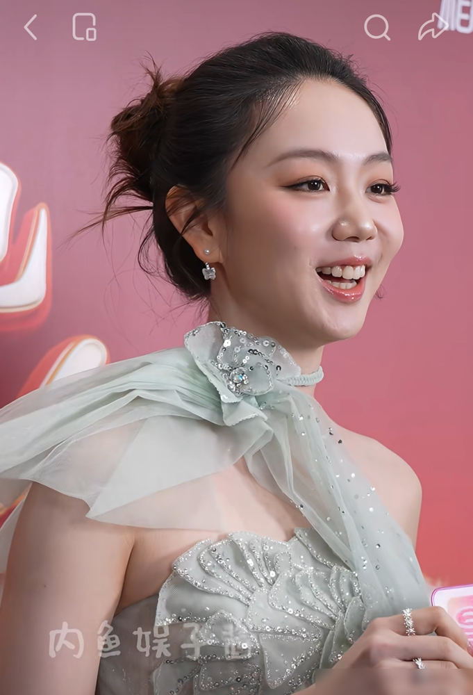 小学听他的歌，长大嫁给他本人。许嵩和冯禧这事，放小说里都嫌假。2022年10月，许嵩去录《你好，星期