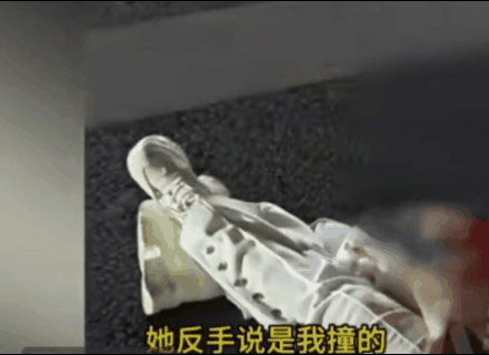 近日河南郑州一位外卖小哥送餐途中遇到一位女子横躺在快车道上且手上都是血，看到这一