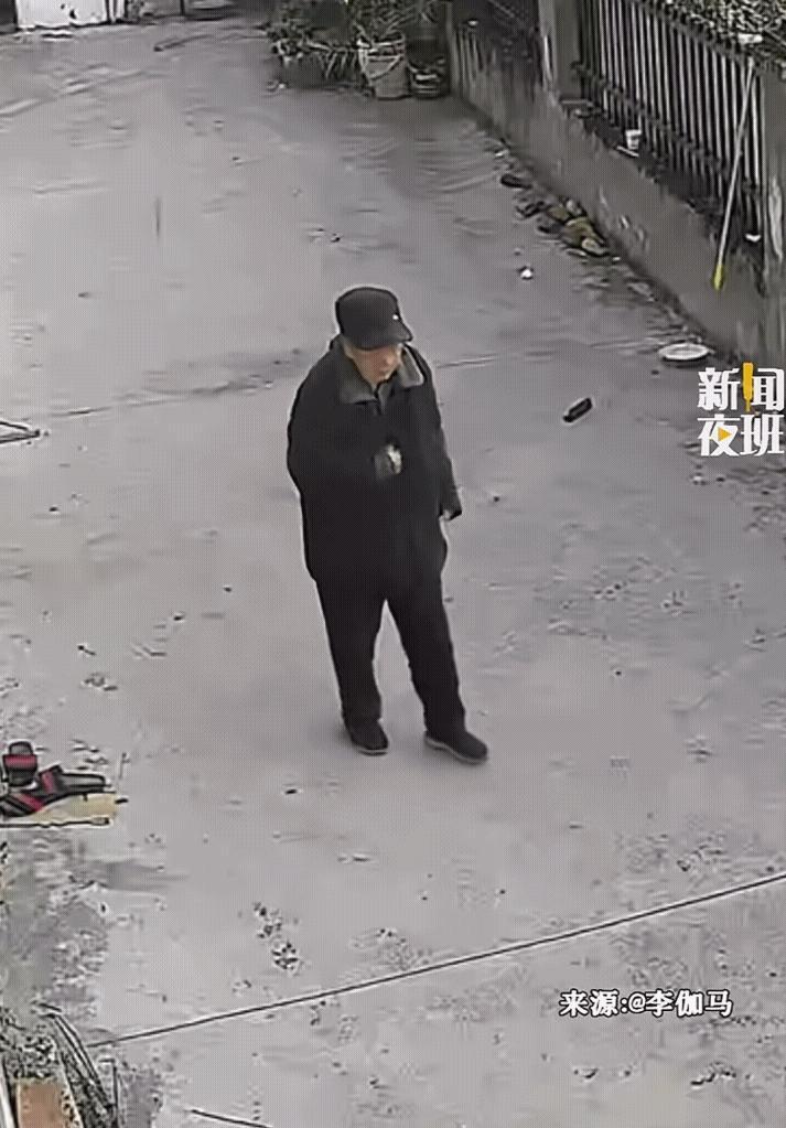 差点闪了腰！一位大爷闲来无事准备出门遛弯，可刚走了没几步，就感觉肚子那块咕用咕用