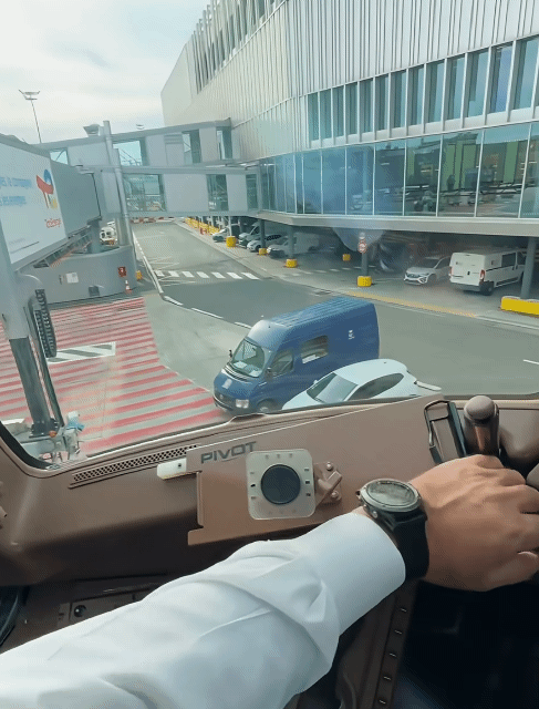 飞机的很多设计值得陆上交通工具学习。比如，现在很多客车、公交车、高铁的窗户都是封