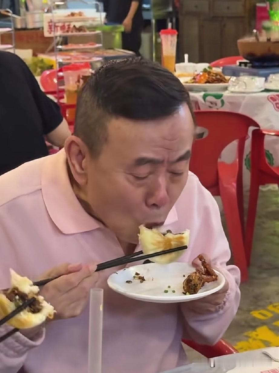 潘长江是个妥妥的吃货呀，这一囗接一口沉浸式干饭的样子，看着都特别的有食欲。其实这