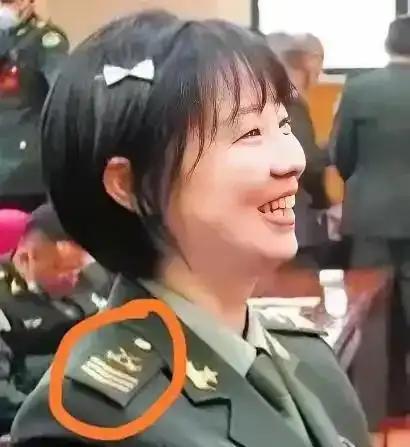 二级军士长（六期士官），这应该是全军目前军衔最高的女兵，没有之一！！她就是西