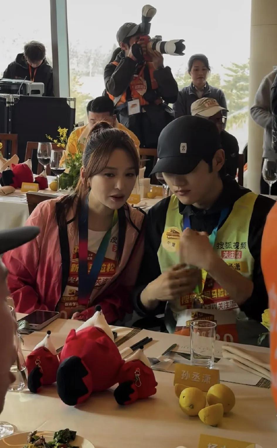 才知道，金莎原来和黄圣依同龄。看了黄圣依和金莎的合影，黄圣依嫁给杨子后，在家相